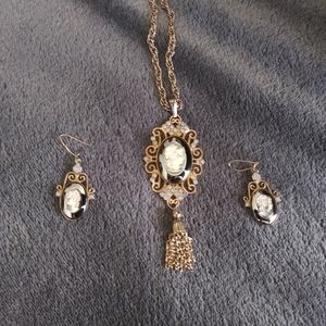 Camino necklace and earring set